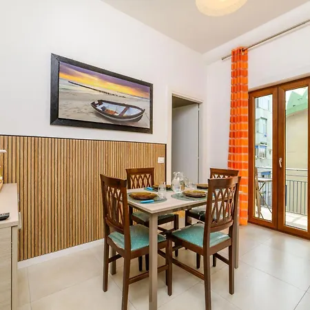 شقة B&b-apartment-sleeps3-parking-balcony-petfriendly سورينتو