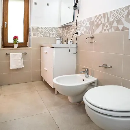 Апартаменти B&b-apartment-sleeps3-parking-balcony-petfriendly *